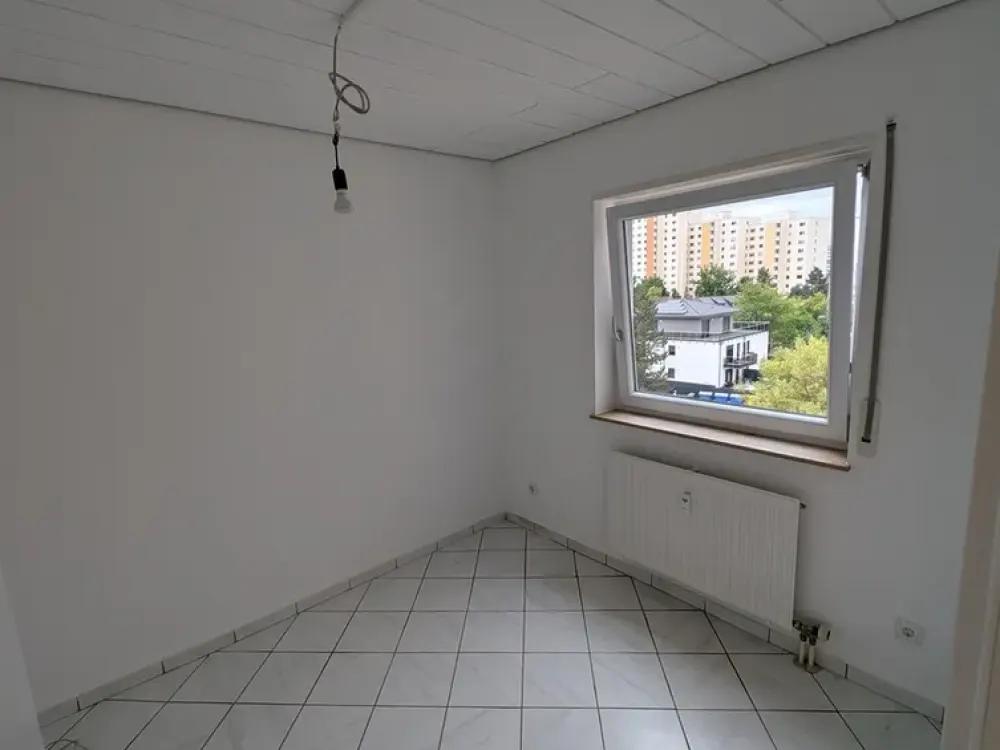 Renovated Dream Home with Lake View: 87 m² 3-Room Apartment incl. Fitted Kitchen & Balcony