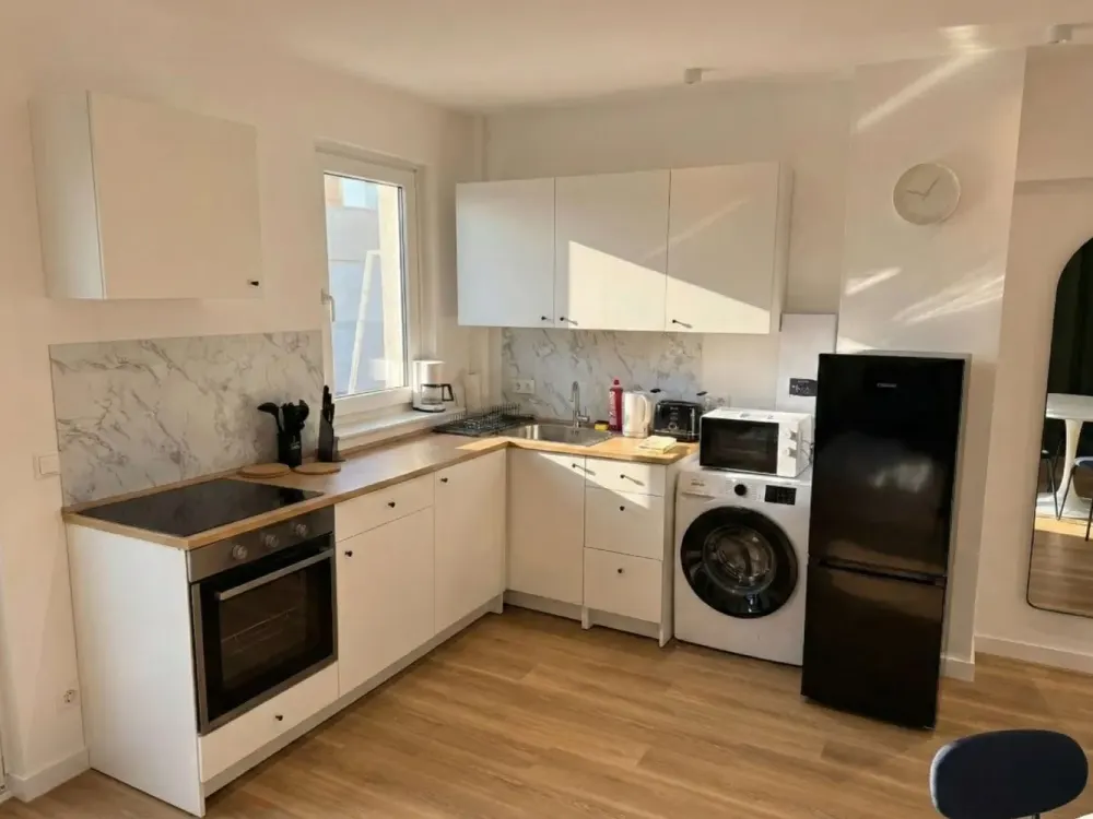 First Occupancy Near Kö: Exclusive 1.5-Room Apartment, Fitted Kitchen, Balcony, Elevator