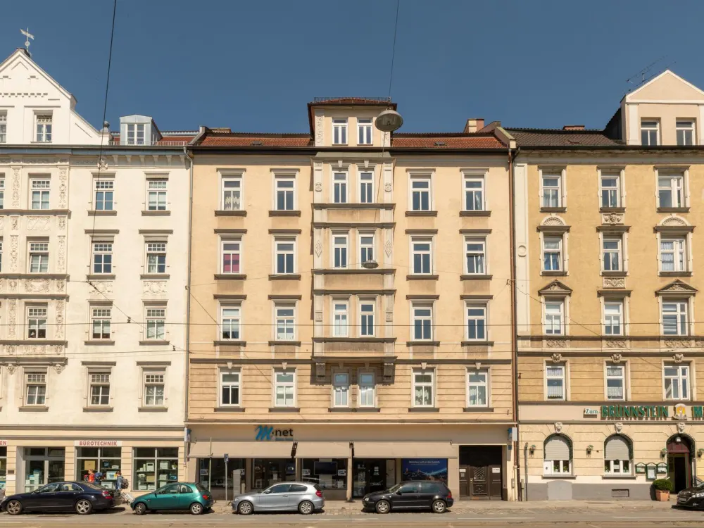 Schöne 2-Zimmer-Erdgeschosswohnung im ruhigen Hinterhof eines gepflegten Denkmalanwesens in Haidhausen