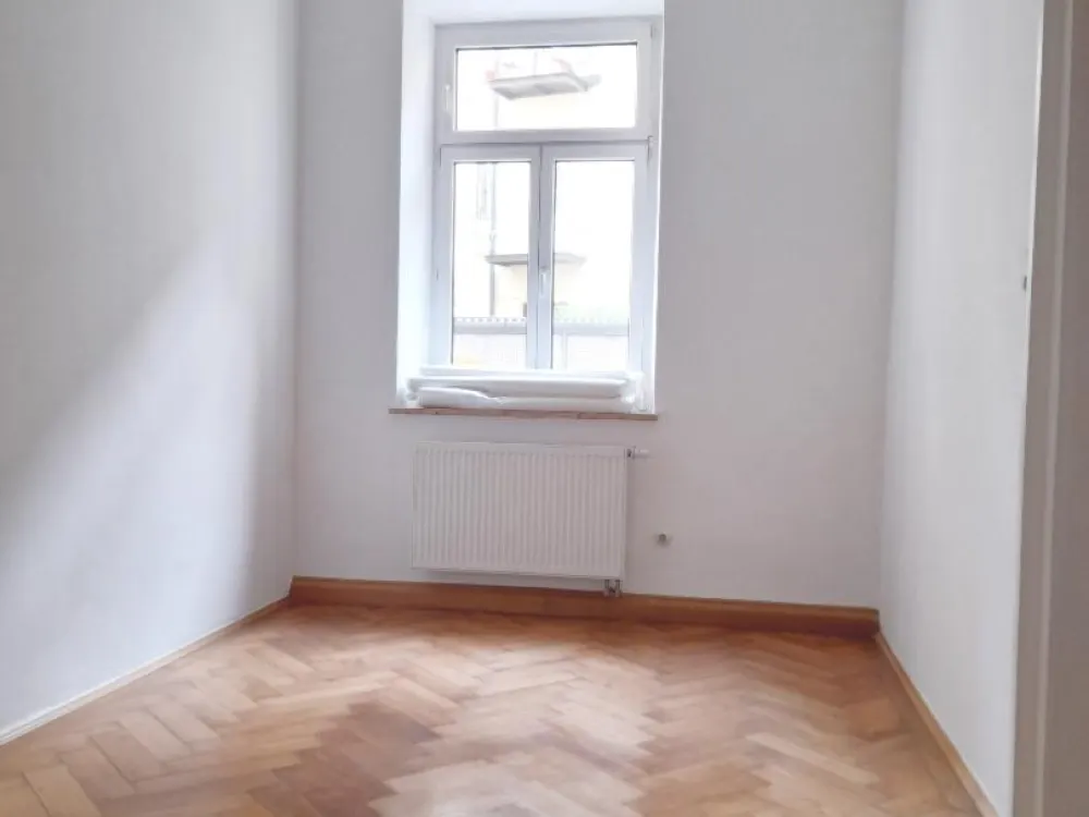 Schöne 2-Zimmer-Erdgeschosswohnung im ruhigen Hinterhof eines gepflegten Denkmalanwesens in Haidhausen