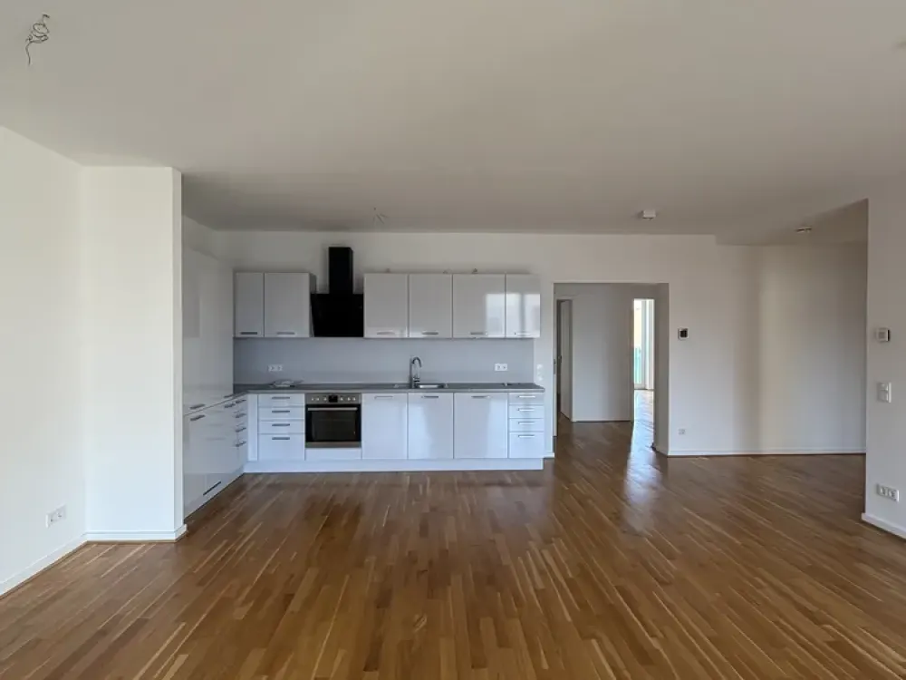 Moderne 4-Raum-Wohnung im Zentrum: Einbauküche und Balkon