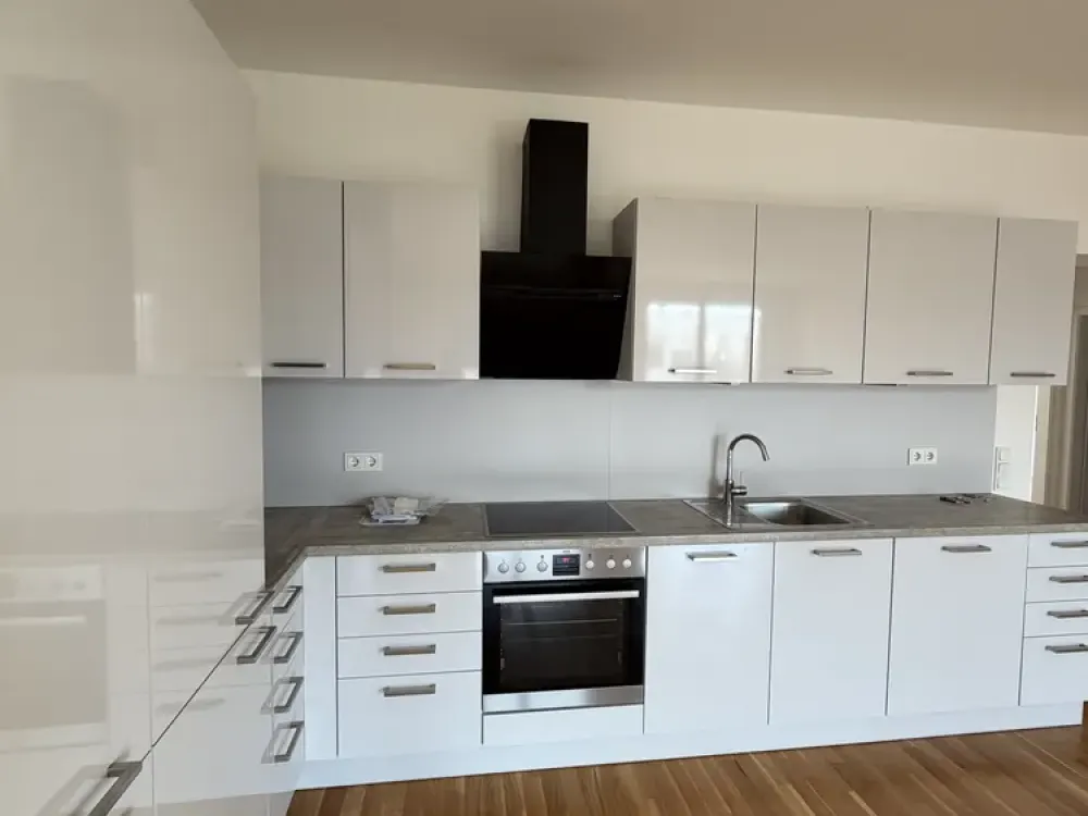Moderne 4-Raum-Wohnung im Zentrum: Einbauküche und Balkon