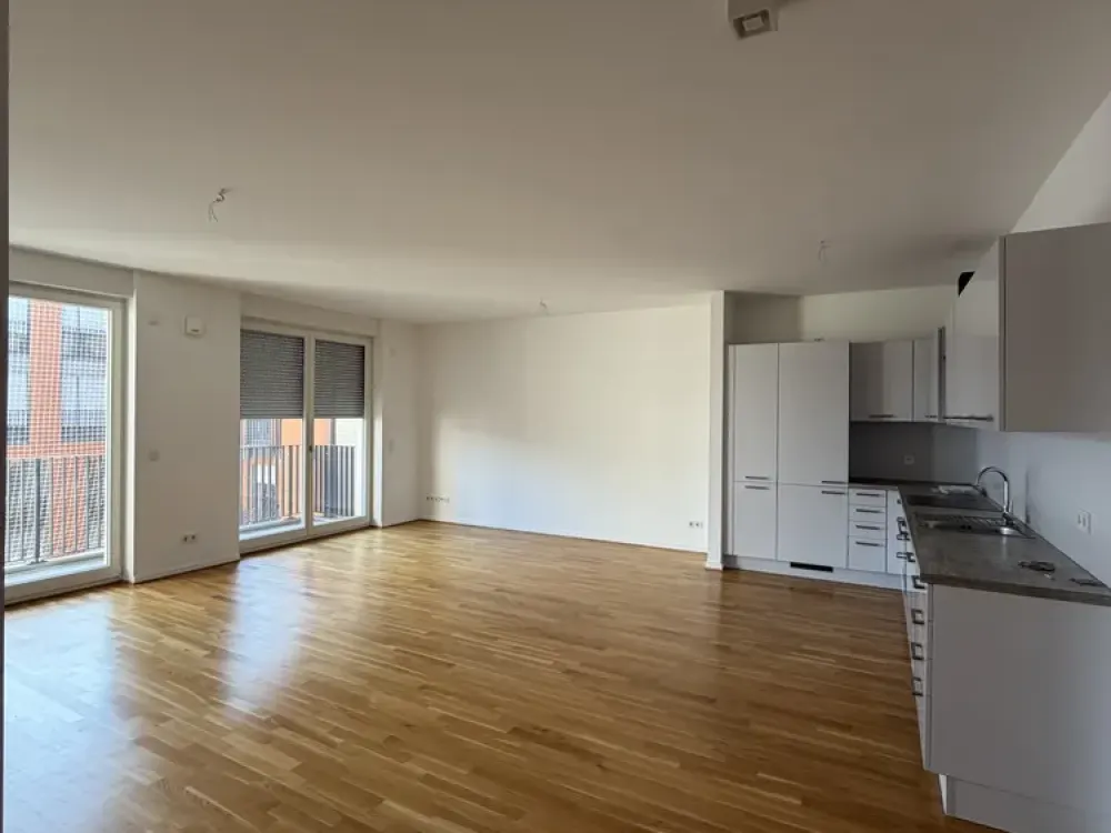 Moderne 4-Raum-Wohnung im Zentrum: Einbauküche und Balkon
