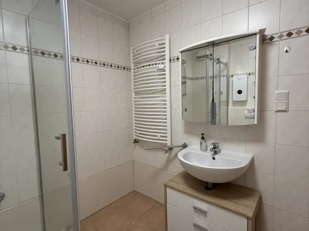 Frisch renovierte 2-Zimmer-Wohnung mit Balkon und PKW-Stellplatz im Zentrum von Herkenrath