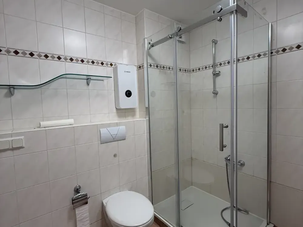 Frisch renovierte 2-Zimmer-Wohnung mit Balkon und PKW-Stellplatz im Zentrum von Herkenrath