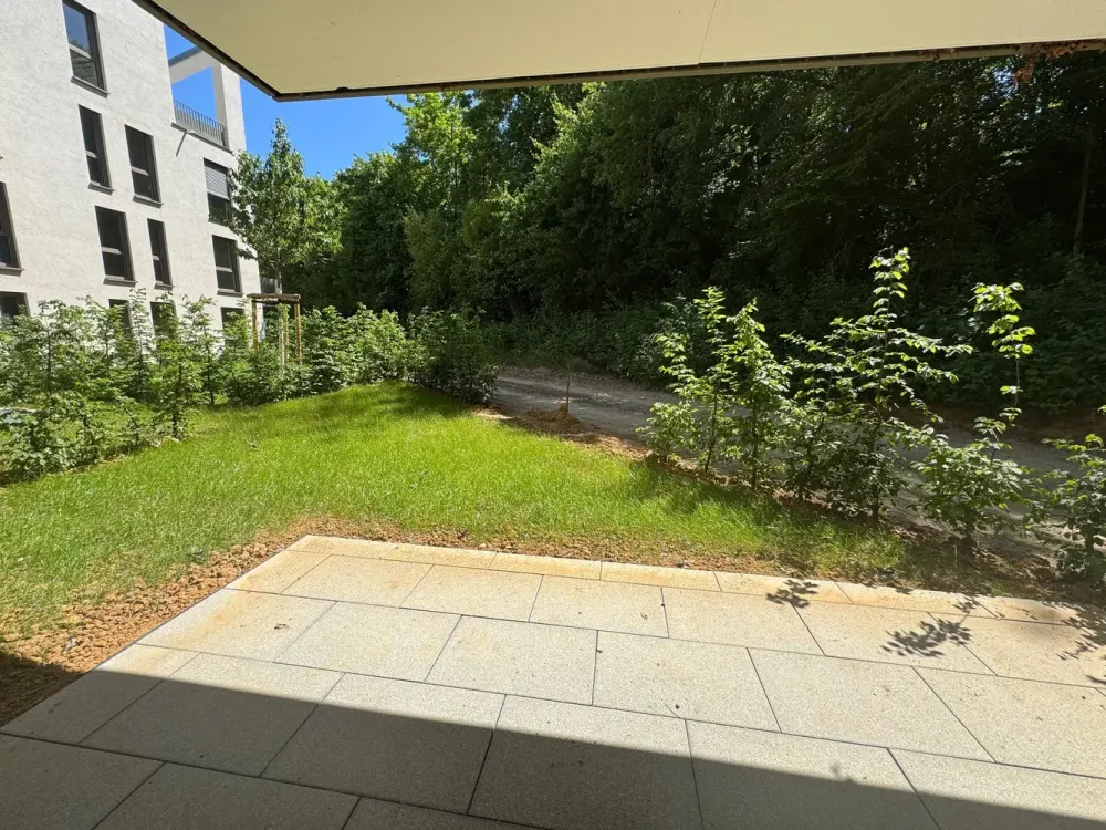 Moderne 3-Zimmer-Wohnung mit Terrasse und Garten