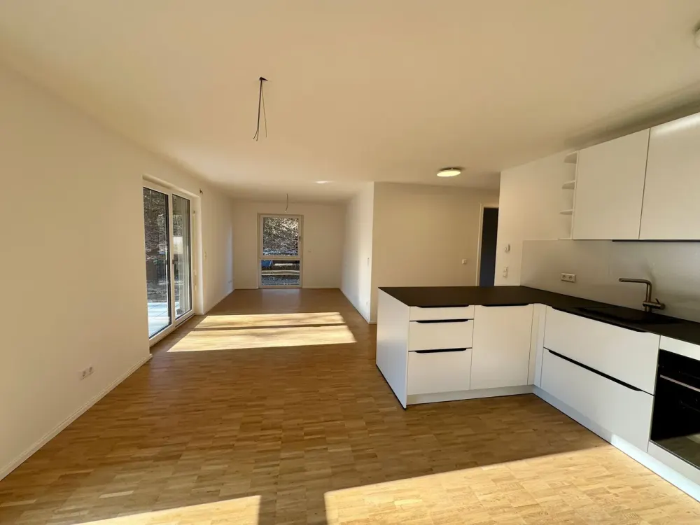 Modern 3-Room Apartment with Terrace and Garden