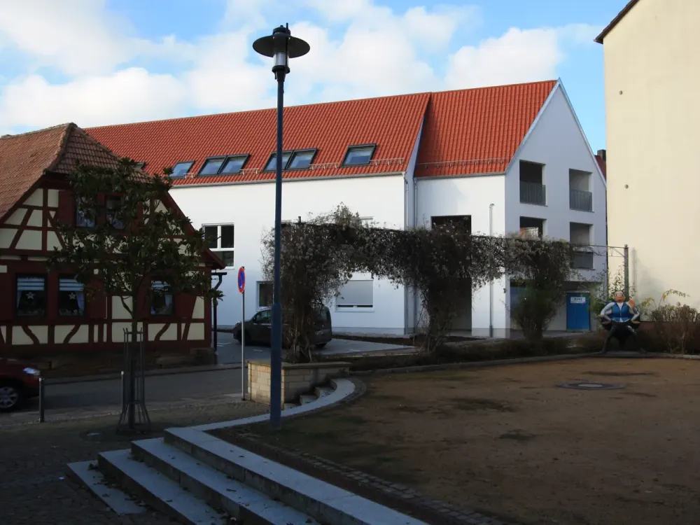 Schöne 3 Zimmer-DG-Whg mit großzügiger Loggia im ruhigen 6 Familienhaus