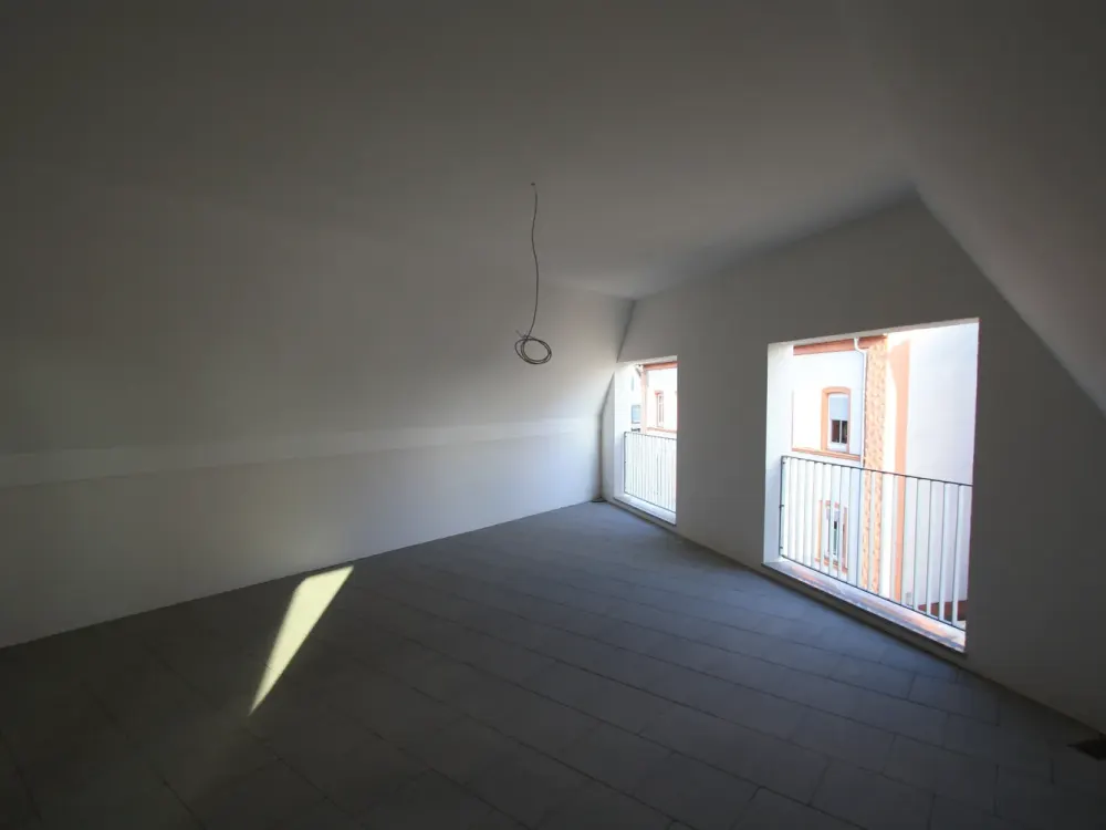Schöne 3 Zimmer-DG-Whg mit großzügiger Loggia im ruhigen 6 Familienhaus