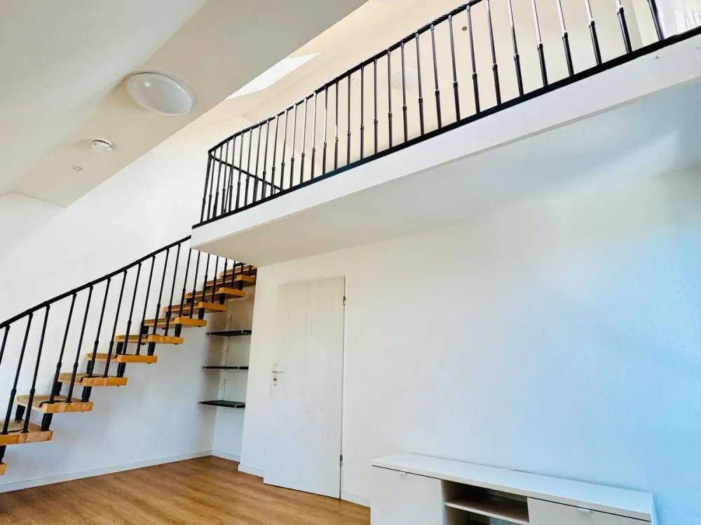 Charmante Maisonette-Wohnung mit Galerie und Balkon in Uni Nähe