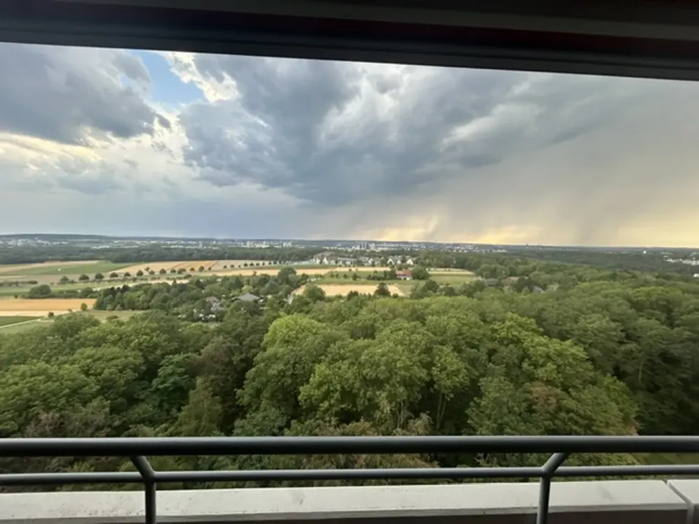 Großzügige 4,5-Zimmer-Wohnung im 19. OG mit Fernblick, Westloggia, EBK & TG