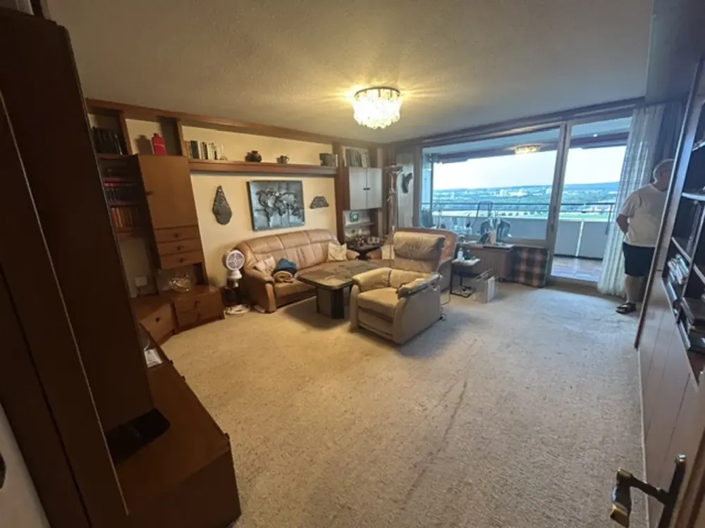 Großzügige 4,5-Zimmer-Wohnung im 19. OG mit Fernblick, Westloggia, EBK & TG