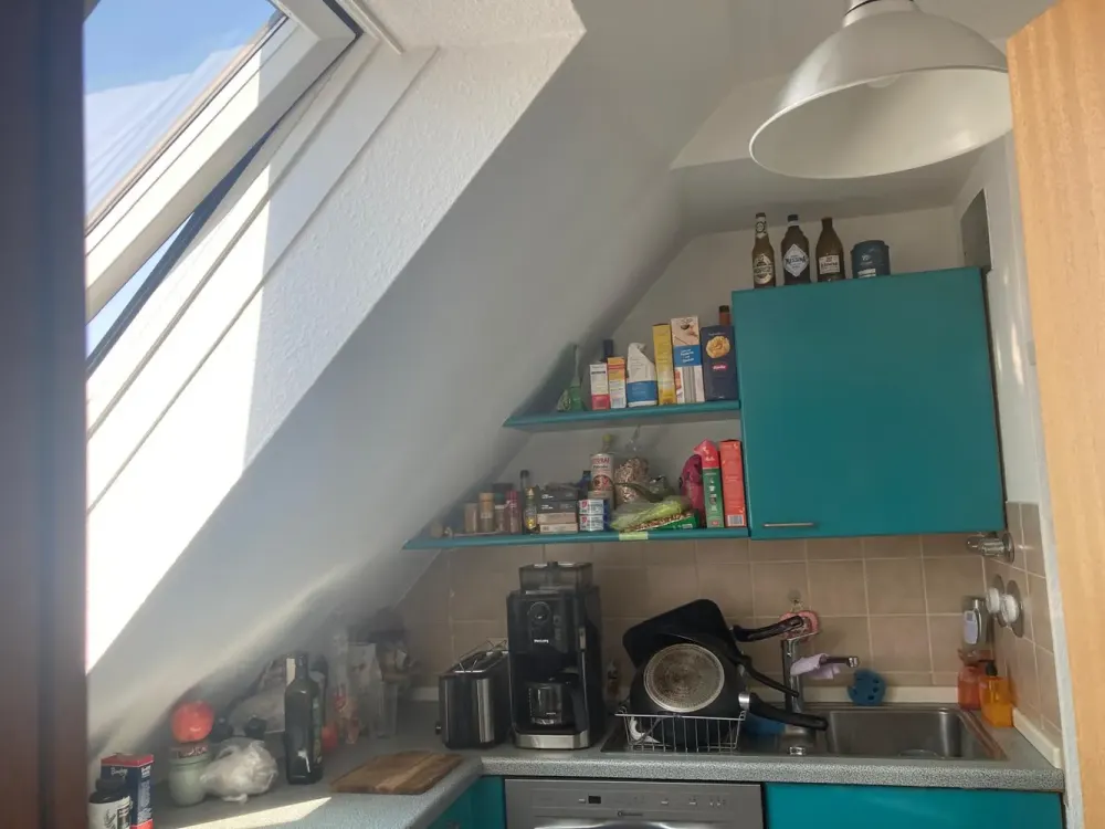 Bright Maisonette Apartment with Fitted Kitchen & Terrace, Supermarket in the Building, Train Station & Airport Bus Nearby