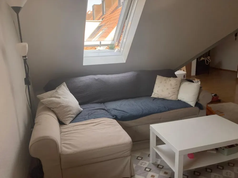 Bright Maisonette Apartment with Fitted Kitchen & Terrace, Supermarket in the Building, Train Station & Airport Bus Nearby