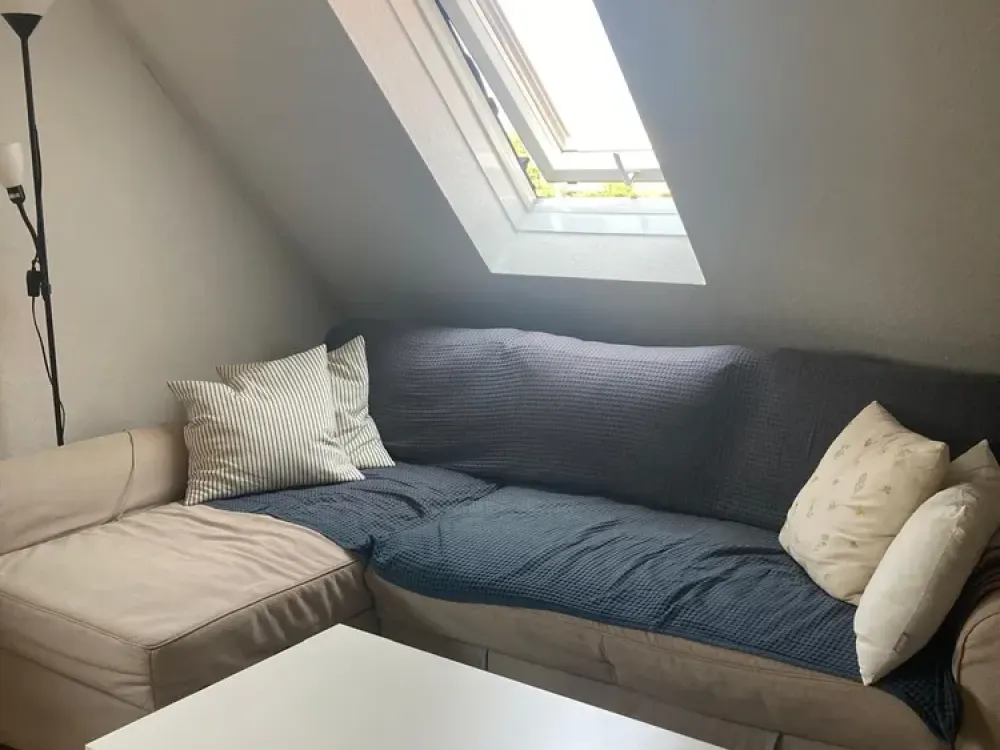 Bright Maisonette Apartment with Fitted Kitchen & Terrace, Supermarket in the Building, Train Station & Airport Bus Nearby