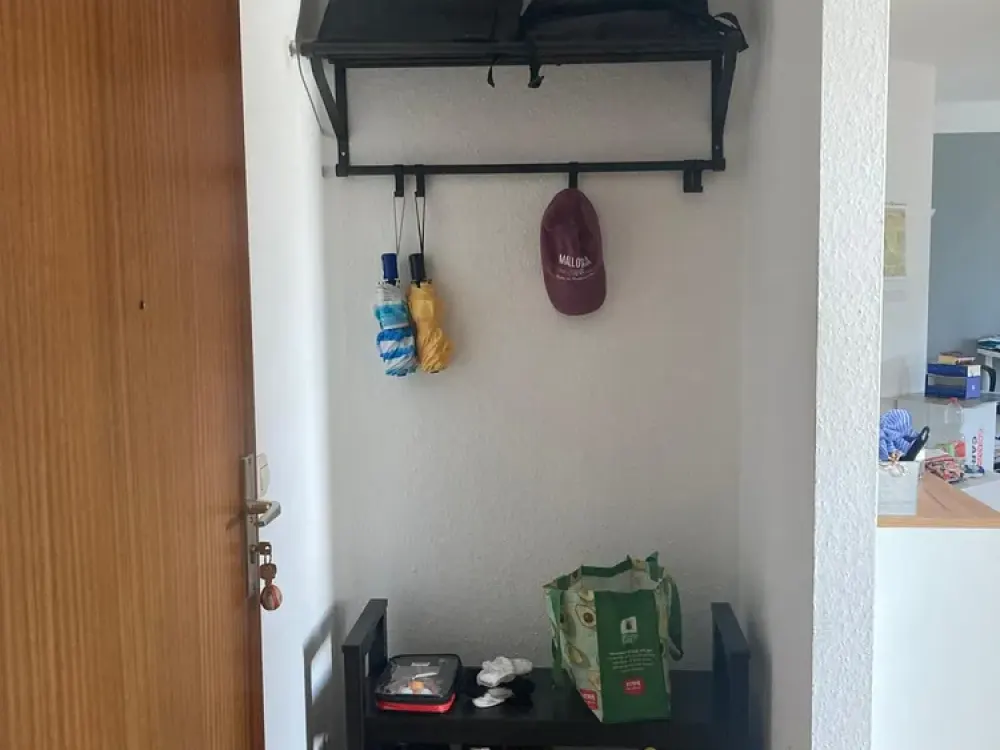 Bright Maisonette Apartment with Fitted Kitchen & Terrace, Supermarket in the Building, Train Station & Airport Bus Nearby