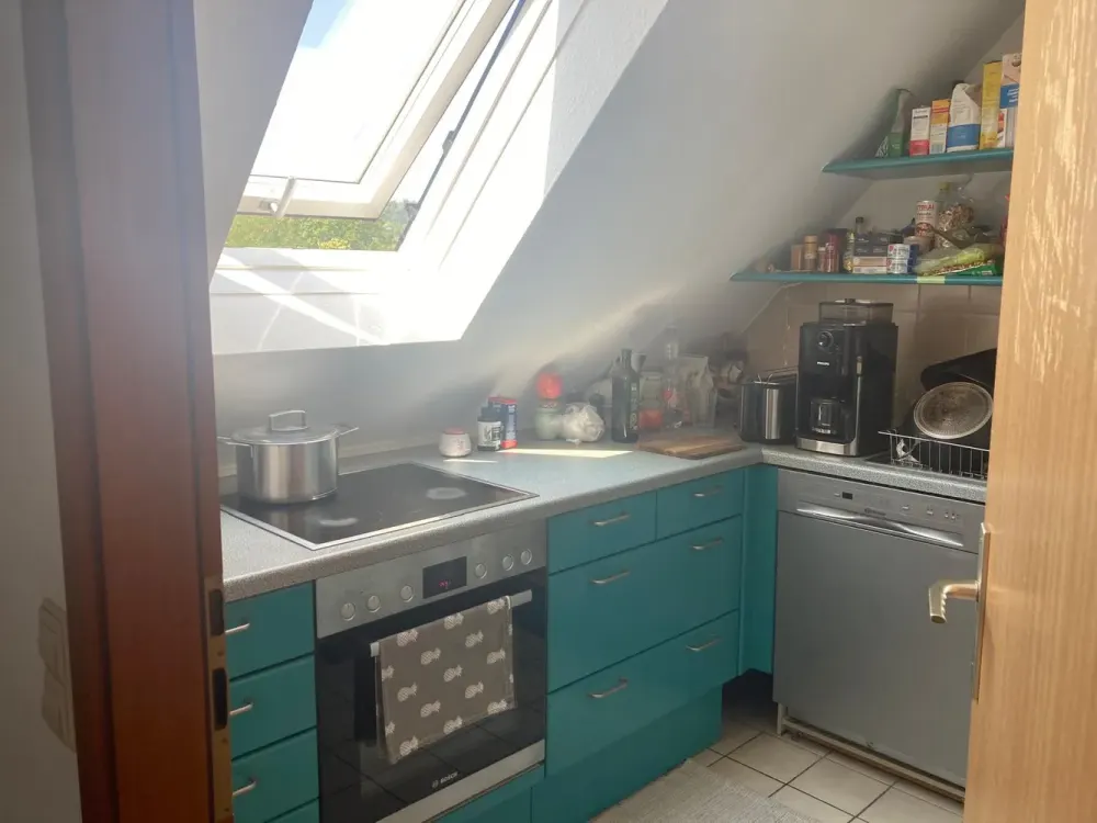 Bright Maisonette Apartment with Fitted Kitchen & Terrace, Supermarket in the Building, Train Station & Airport Bus Nearby