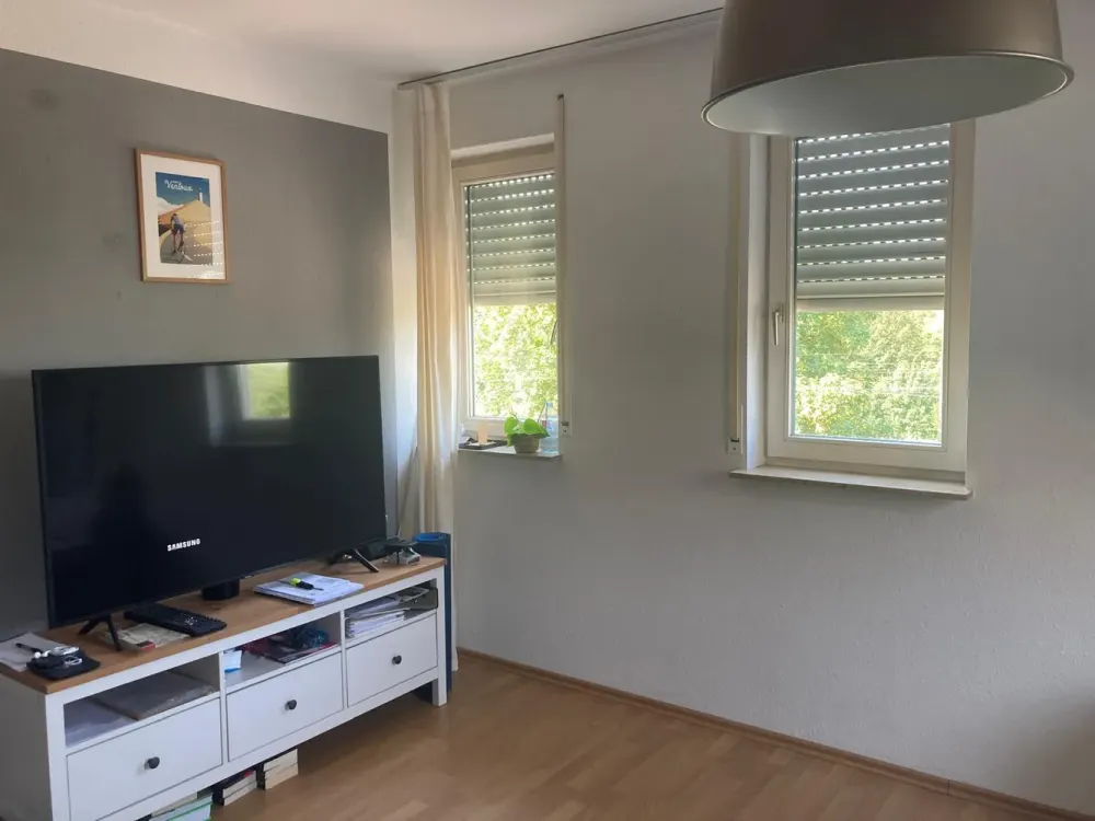 Bright Maisonette Apartment with Fitted Kitchen & Terrace, Supermarket in the Building, Train Station & Airport Bus Nearby