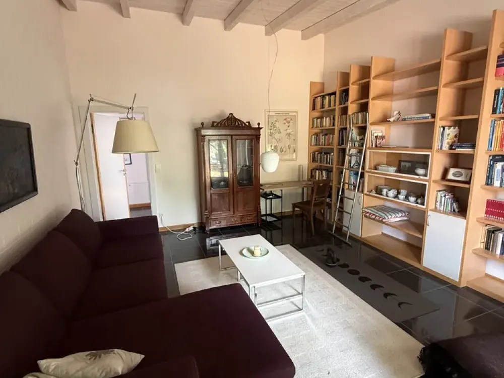 High-quality furnished 3-room apartment with terrace, garden and parking space in Kessin