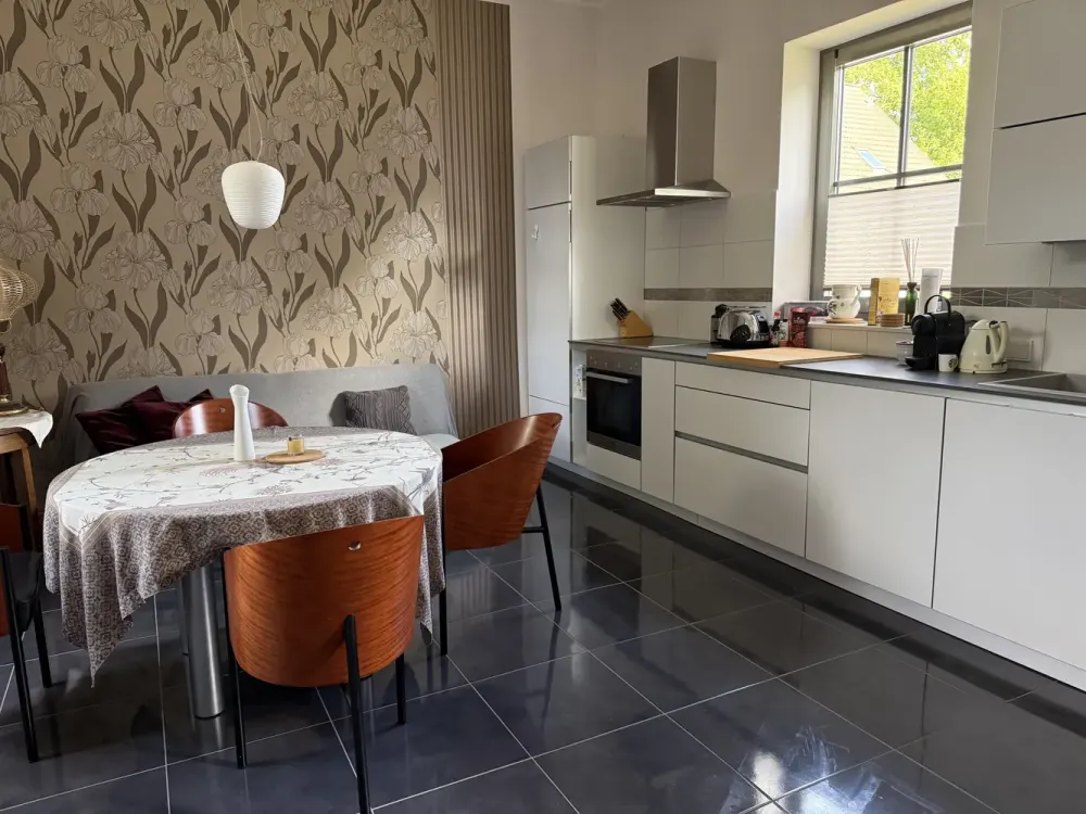 High-quality furnished 3-room apartment with terrace, garden and parking space in Kessin