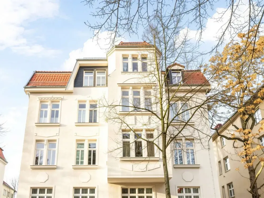 Including fitted kitchen and balcony!