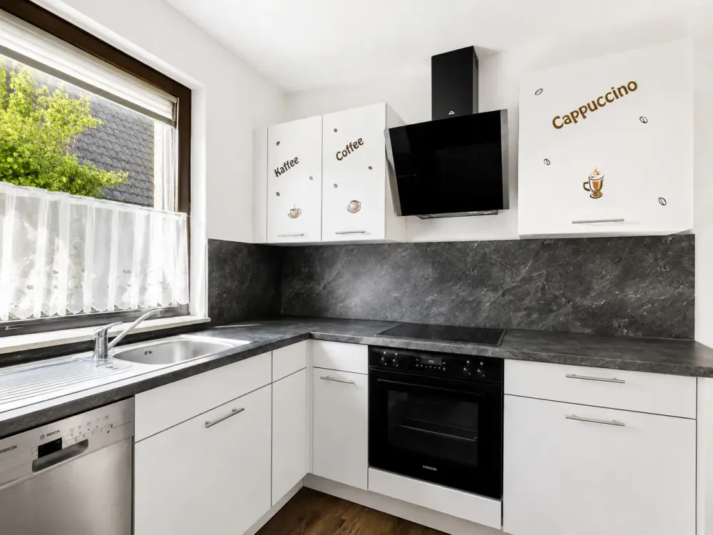 5-Zimmer-Wohnung mit Garten, Pool & 2 Garagen in Sebaldsbrück