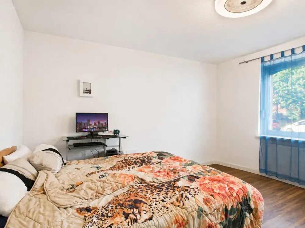 5-Zimmer-Wohnung mit Garten, Pool & 2 Garagen in Sebaldsbrück