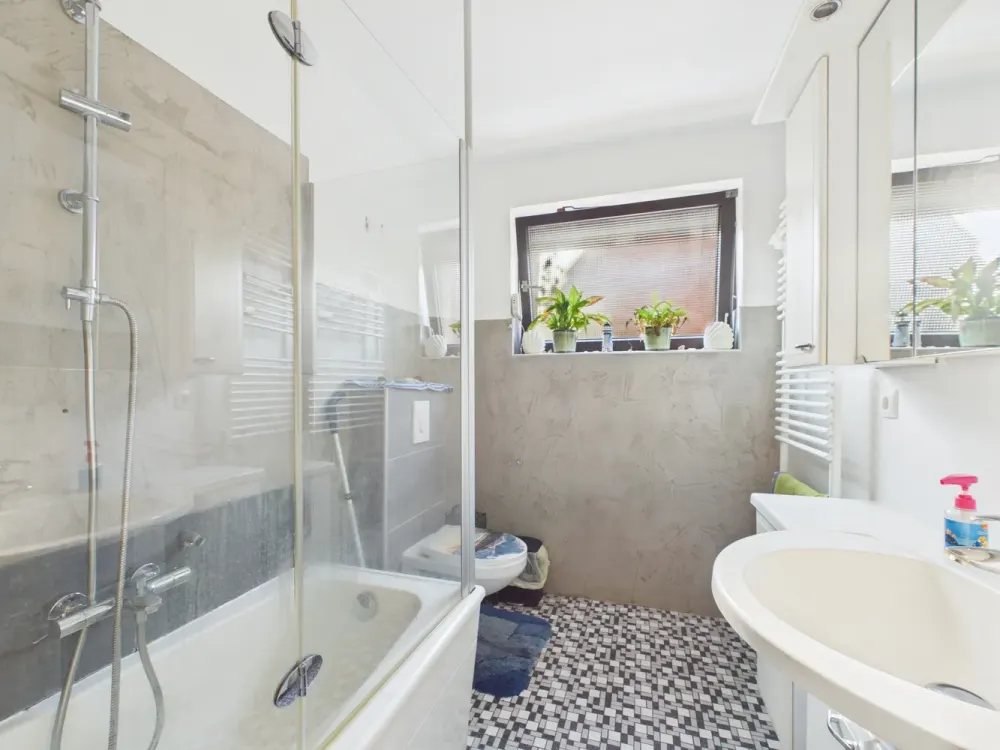 5-Zimmer-Wohnung mit Garten, Pool & 2 Garagen in Sebaldsbrück