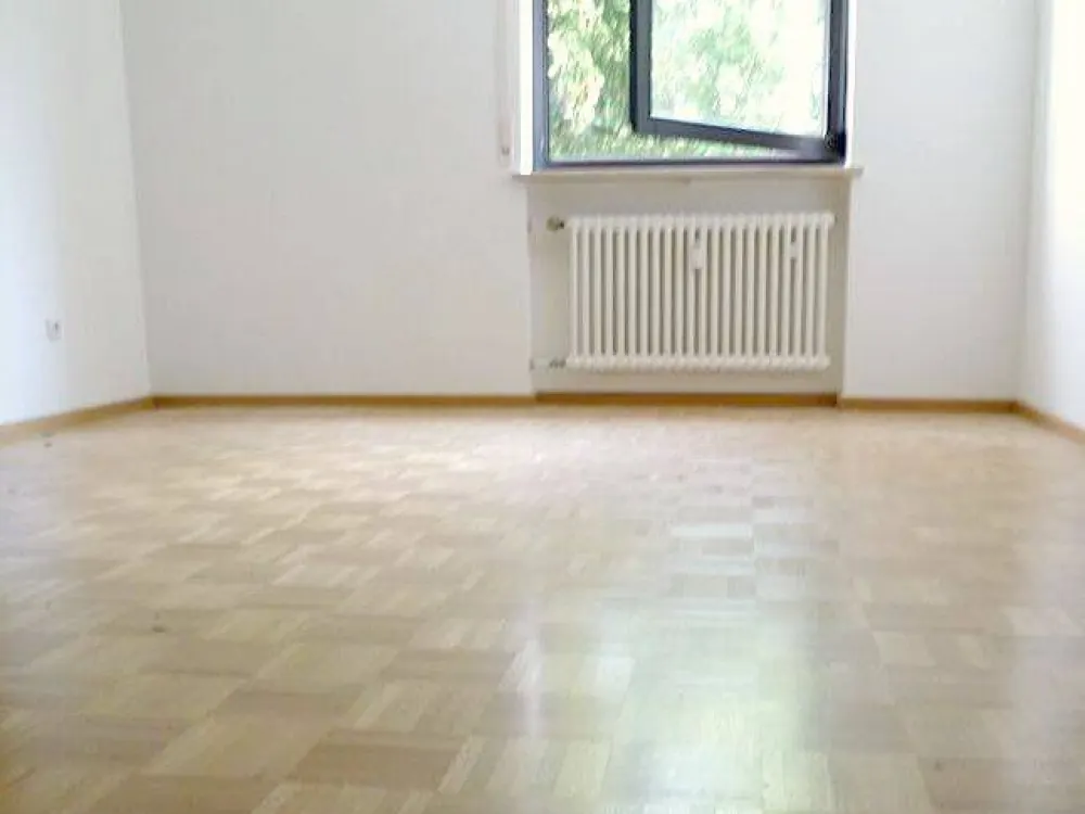 Gepflegte 4-Zimmer-Erdgeschoss-Wohnung mit Terrasse in Schwabing-West