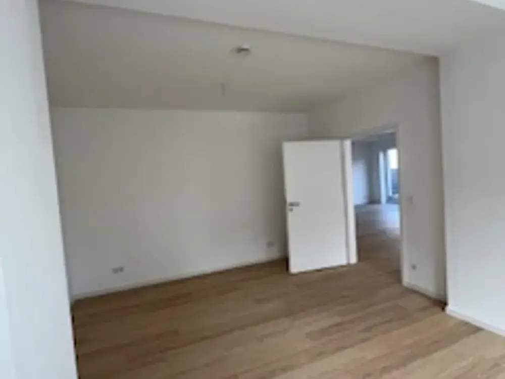 Attractive 2-Room Apartment in Garbsen, Direct Contact: 0511-2800677