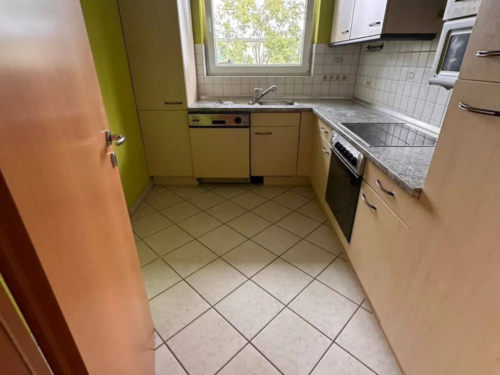 Spacious 2-Room Apartment Including Fitted Kitchen and Balcony!