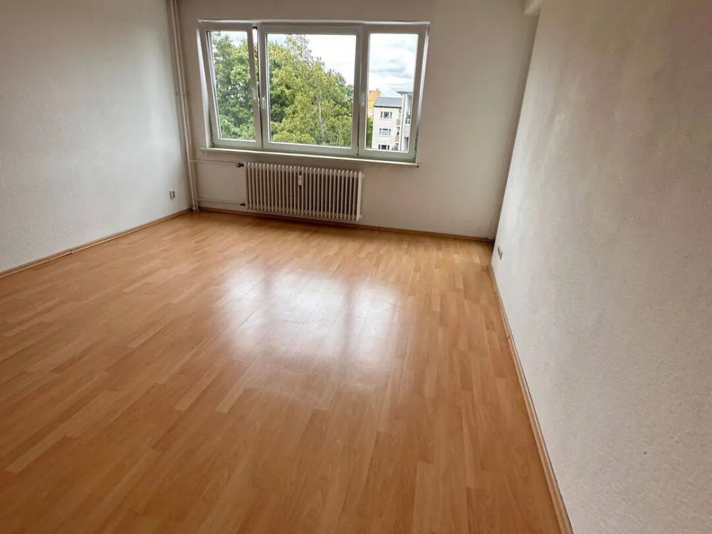 Spacious 2-Room Apartment Including Fitted Kitchen and Balcony!