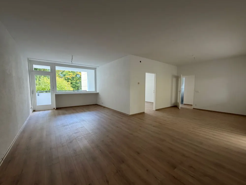 [LIS-10045] Newly Renovated 4-Room Apartment with Balcony