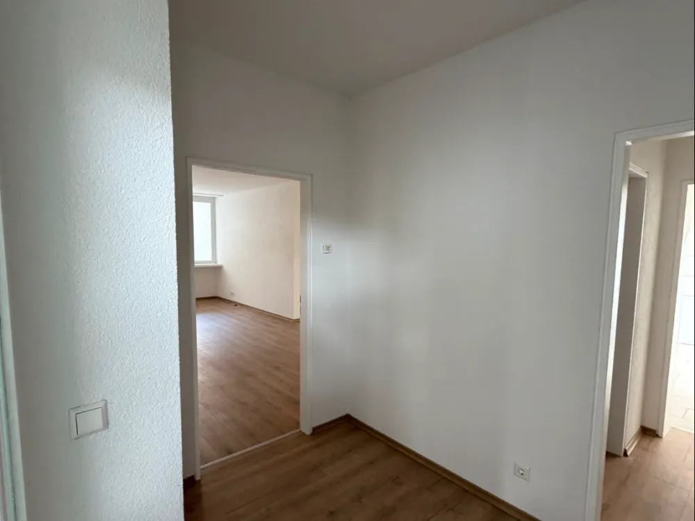 [LIS-10045] Newly Renovated 4-Room Apartment with Balcony