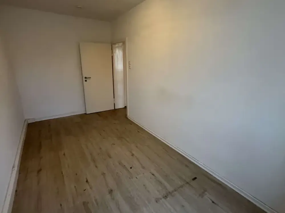 ⭐🏠3erWG-GEEINGNET-Gepflegte Wohnung mit Laminat,2 Bädern, Wohnküche, Duschbad & Balkon⭐🏠