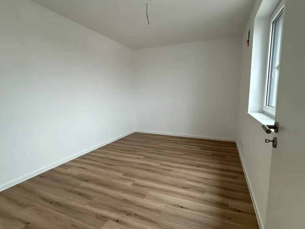 Erstbezug im Neubau - 4 Zimmer Wohnung mit offener Wohnküche, Balkon und Fußbodenheizung