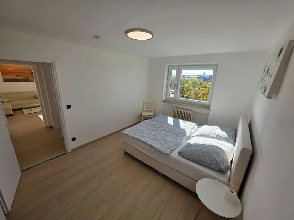 Möblierte 2-Zimmer-Wohnung, ca. 50 m², Südbalkon, frisch renoviert, Nähe BMW FIZ