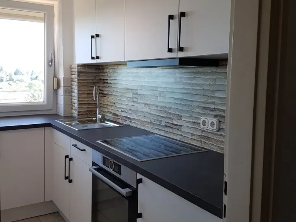 Möblierte 2-Zimmer-Wohnung, ca. 50 m², Südbalkon, frisch renoviert, Nähe BMW FIZ