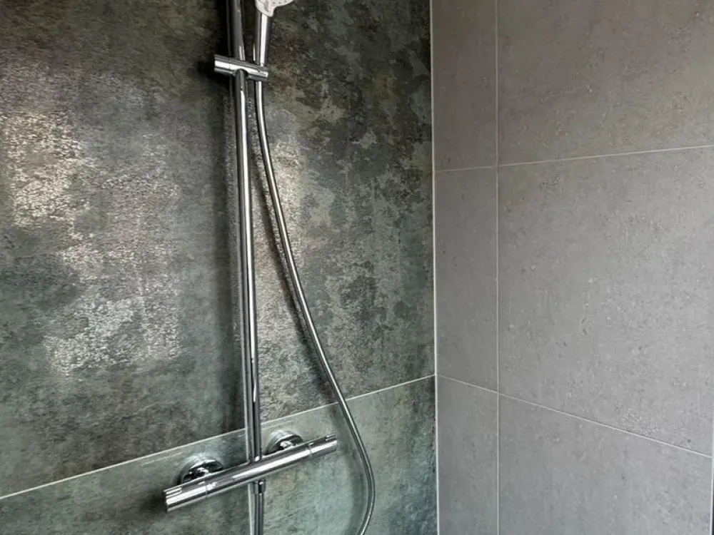 Lichtdurchflutete, moderne 3-Zi-Wohnung mit EBK, Balkon und Gäste-WC - Energieeffizienzklasse A+