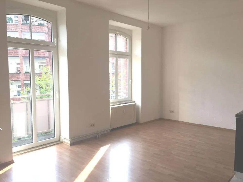 Nice apartment with balcony facing the courtyard near the university