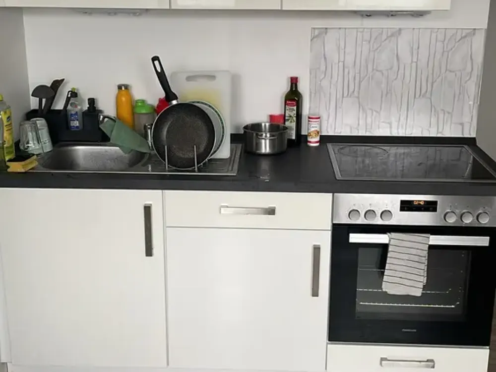 Voll möbliert und inkl. Haushalt!: Top-saniertes EG-Apartment mit TG in M.- Sendling