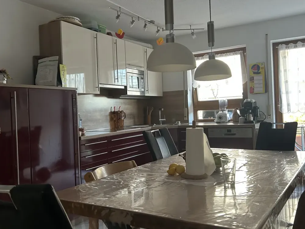 شقة فسيحة مكونة من 4.5 غرف في Uhldingen-Mühlhofen مع مطبخ مجهز وشرفات ومرآب وقبو