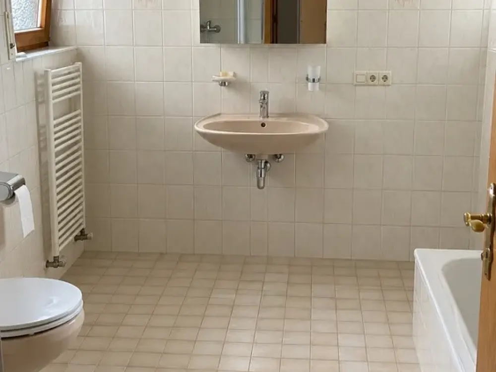شقة فسيحة مكونة من 4.5 غرف في Uhldingen-Mühlhofen مع مطبخ مجهز وشرفات ومرآب وقبو