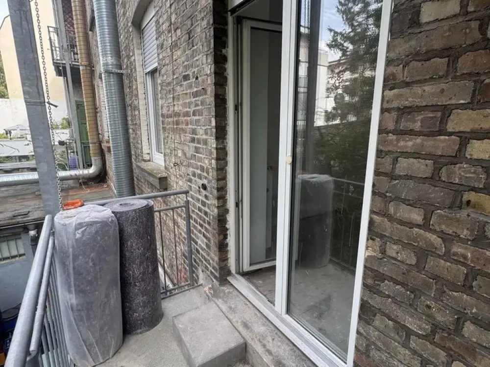 *Erstbezug* Kernsanierte 3-Zimmer Altbau Wohnung mitten auf der Bergerstraße mit EBK und Balkon