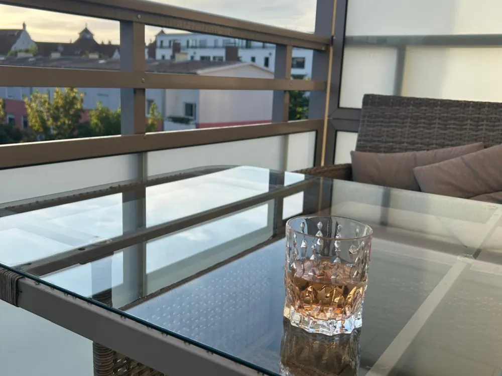 WG Zimmer neue Wohnung mit großem Balkon