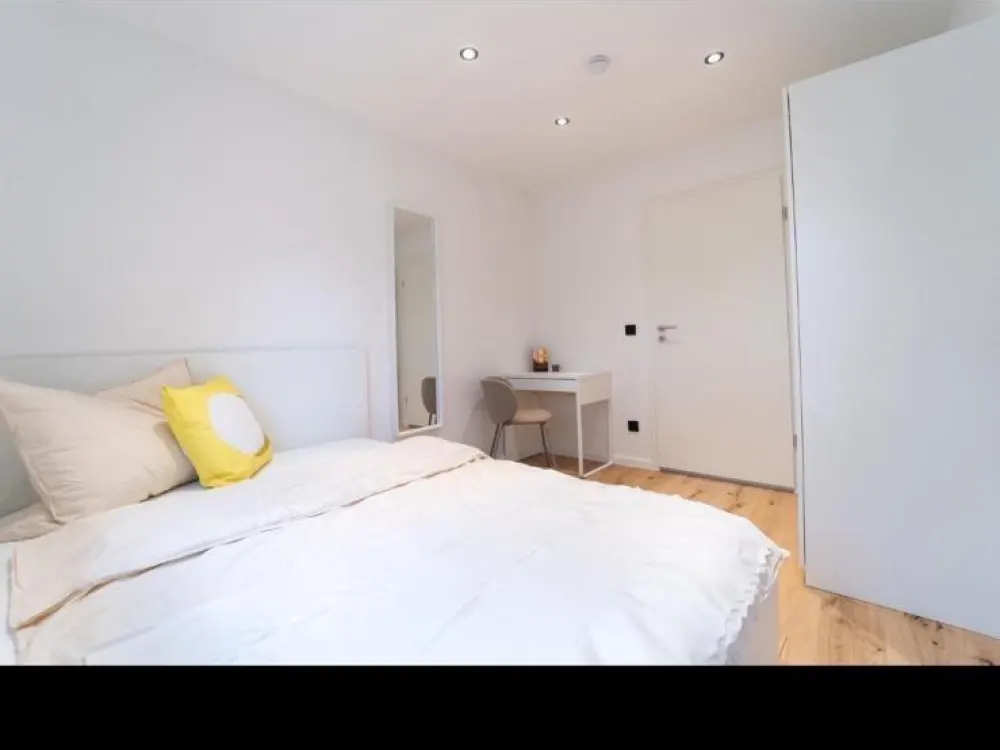 WG Zimmer neue Wohnung mit großem Balkon