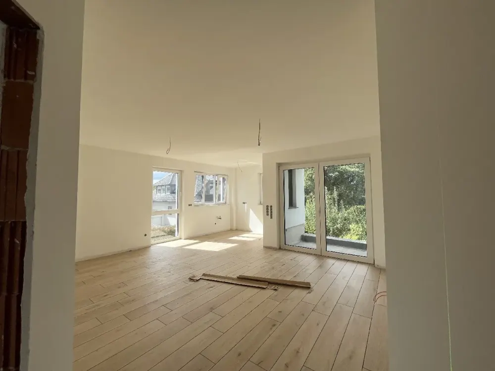 Erstbezug: 3-Zimmer-Wohnung im Obergeschoss mit Balkon
