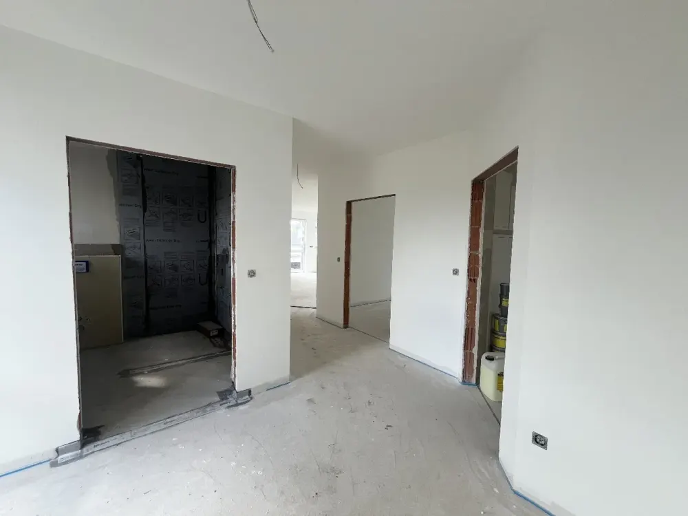 Erstbezug: 3-Zimmer-Wohnung im Obergeschoss mit Balkon