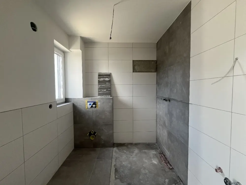 Erstbezug: 3-Zimmer-Wohnung im Obergeschoss mit Balkon