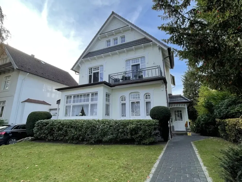 Exklusive 2,5-Zimmer-Wohnung mit Wintergarten in beliebter Lage